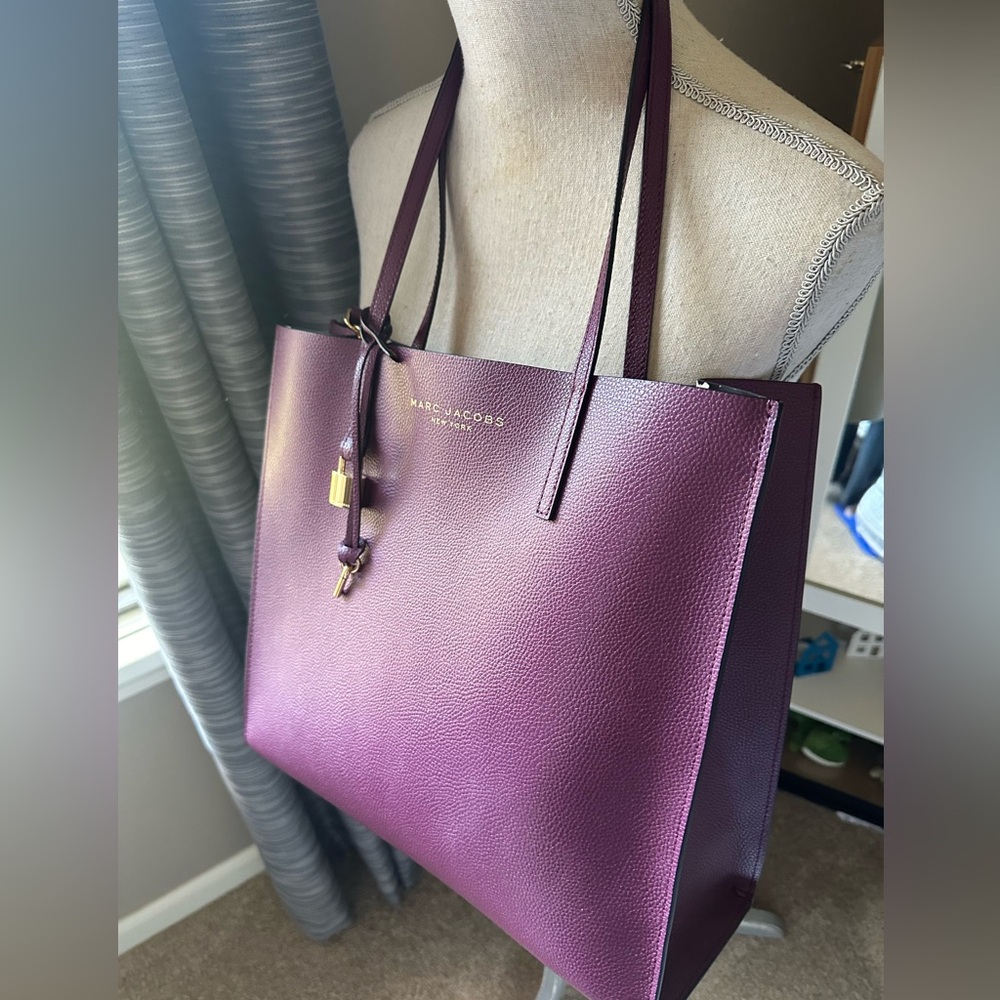 A gorgeous Marc Jacobs tote, like new